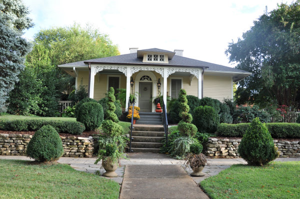 702 Clinton Avenue E