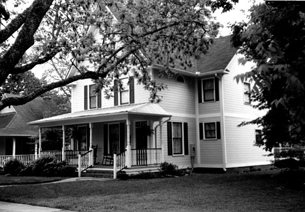 806 Ward Avenue NE