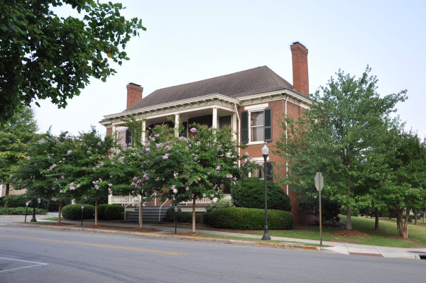 401 Fountain Circle SW
