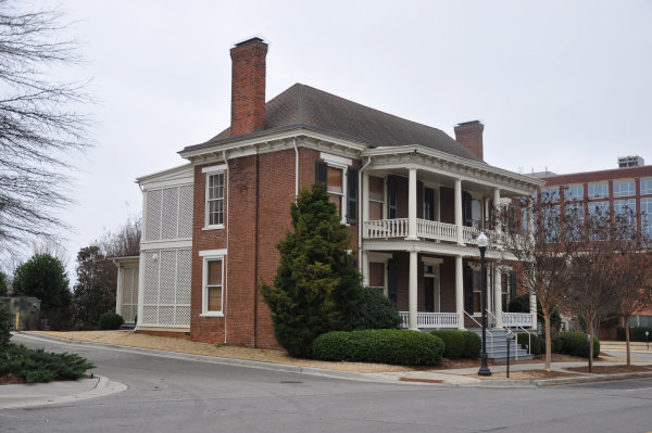 401 Fountain Circle SW