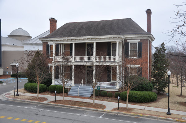 401 Fountain Circle SW