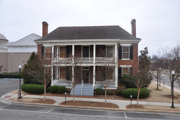 401 Fountain Circle SW