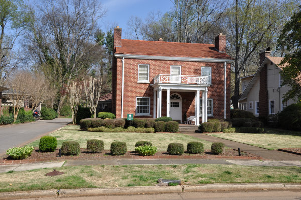 415 Locust Avenue SE