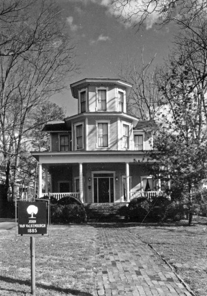 205 Lowe Avenue SE