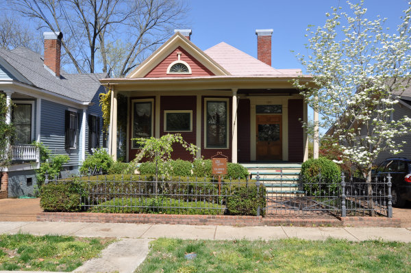 121 Walker Avenue NE