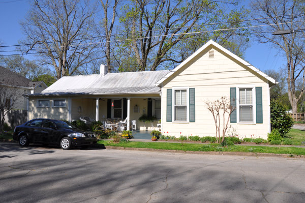 208 White Street NE