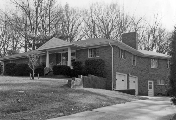306 White Circle SE