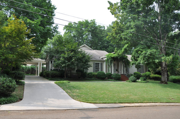 310 White Circle SE